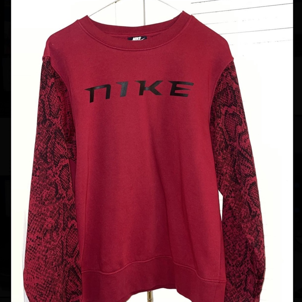 Never worn , maroon and black Nike sweatshirt 🖤